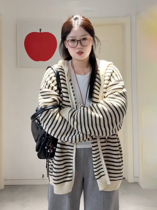Pletený cardigan s kapucňou, pruhovaný, voľný strih, dlhé rukávy, V-krk, zips vpredu, jeseň 2025