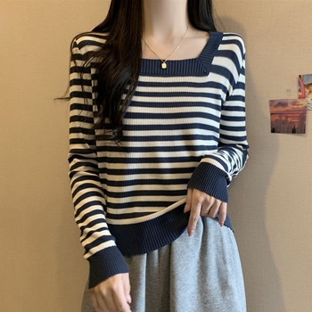 Pulover tricotat cu dungă, mâneci lungi, guler drept, croială regulată, 90-95% poliester