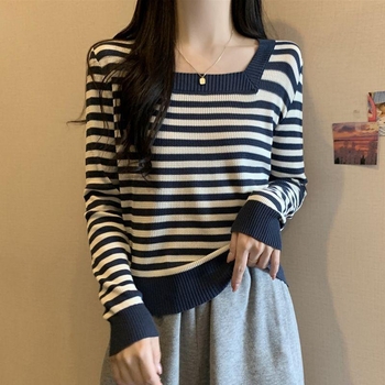 Pulover tricotat cu dungă, mâneci lungi, guler drept, croială regulată, 90-95% poliester