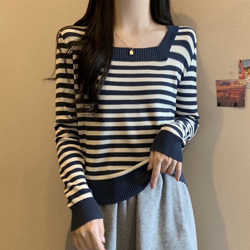 Pulover tricotat cu dungă, mâneci lungi, guler drept, croială regulată, 90-95% poliester