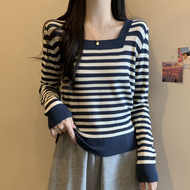 Pulover tricotat cu dungă, mâneci lungi, guler drept, croială regulată, 90-95% poliester