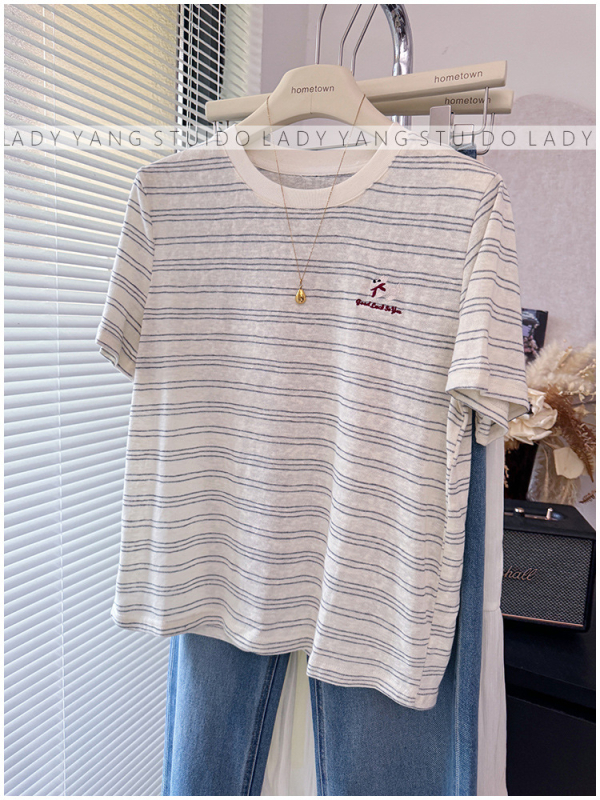 Tricou tricotat cu broderie în dungi, mâneci scurte, guler rotund, croială liberă, top lejer de vară, lungime 50–65 cm