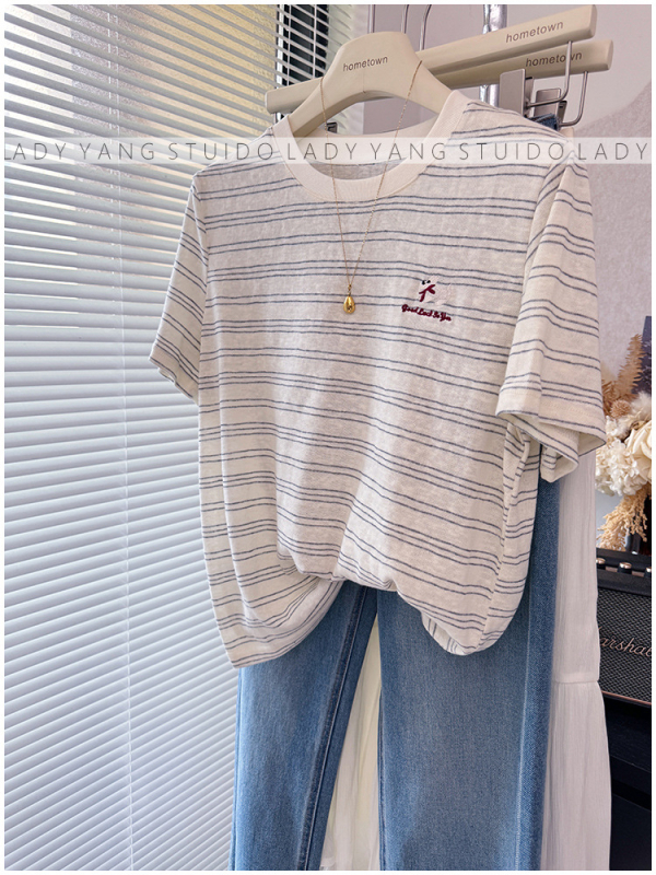 Tricou tricotat cu broderie în dungi, mâneci scurte, guler rotund, croială liberă, top lejer de vară, lungime 50–65 cm