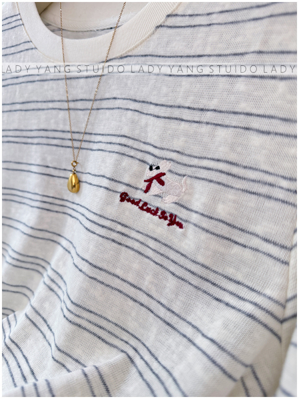 Tricou tricotat cu broderie în dungi, mâneci scurte, guler rotund, croială liberă, top lejer de vară, lungime 50–65 cm