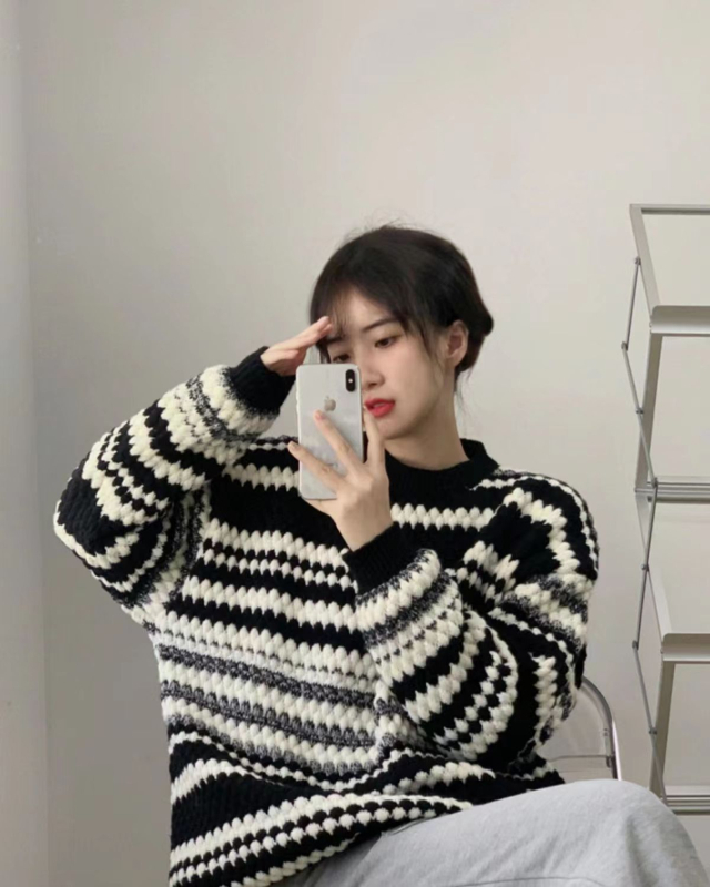 Prugasti pulover, širokog kroja, okrugli izrez, dugi rukavi, srednja duljina