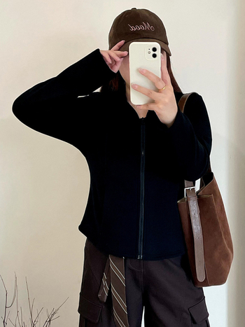 Cardiganas, saldus stilius — Oli velvet audinys, poliesteris 70–80%, regeneruota celulozė <30%, gobtuvas, ilgos rankovės