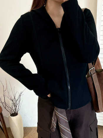 Cardiganas, saldus stilius — Oli velvet audinys, poliesteris 70–80%, regeneruota celulozė <30%, gobtuvas, ilgos rankovės