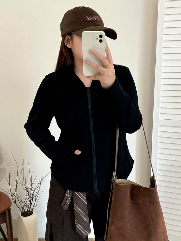 Cardiganas, saldus stilius — Oli velvet audinys, poliesteris 70–80%, regeneruota celulozė <30%, gobtuvas, ilgos rankovės