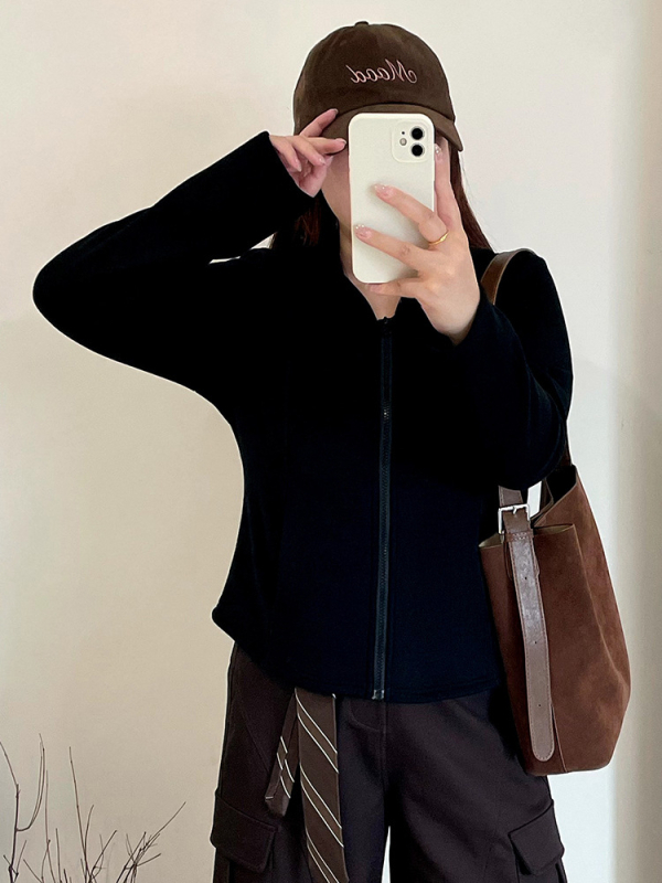 Cardiganas, saldus stilius — Oli velvet audinys, poliesteris 70–80%, regeneruota celulozė <30%, gobtuvas, ilgos rankovės