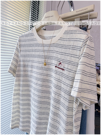 Tricou de damă – stil coreean, broderie, tricot ușor în dungi, mâneci scurte, croială lejeră