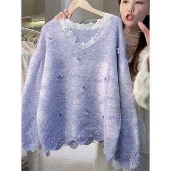 Пуловер за пролет с V-образно деколте, дантелен детайл и пеперуден мотив, свободна кройка, акрил.