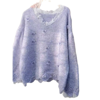 Пуловер за пролет с V-образно деколте, дантелен детайл и пеперуден мотив, свободна кройка, акрил.