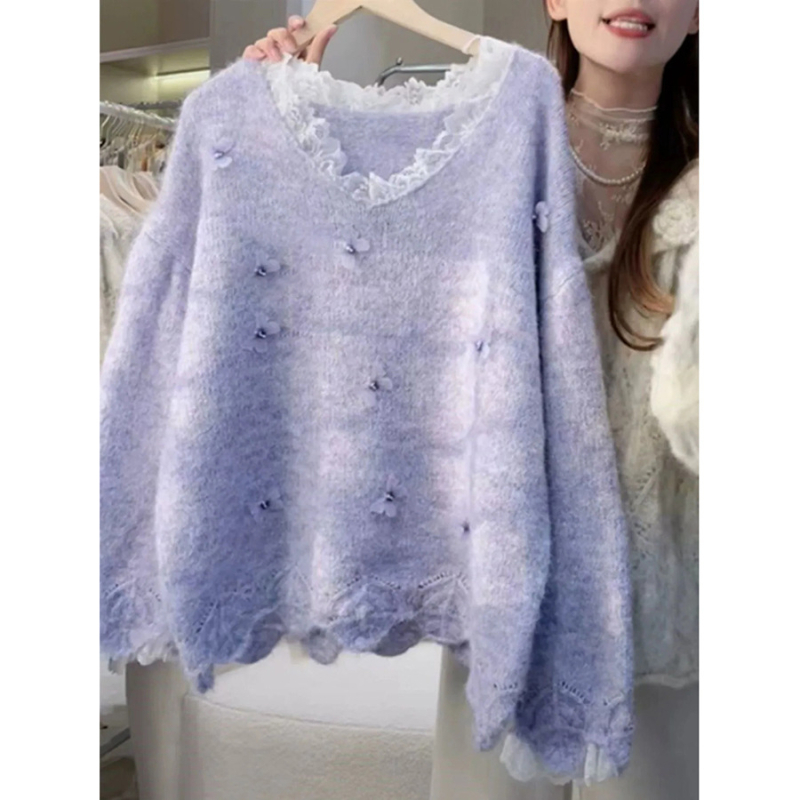 Пуловер за пролет с V-образно деколте, дантелен детайл и пеперуден мотив, свободна кройка, акрил.