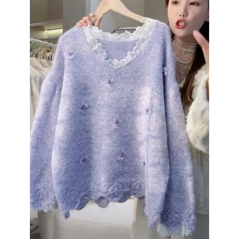 Пуловер за пролет с V-образно деколте, дантелен детайл и пеперуден мотив, свободна кройка, акрил.