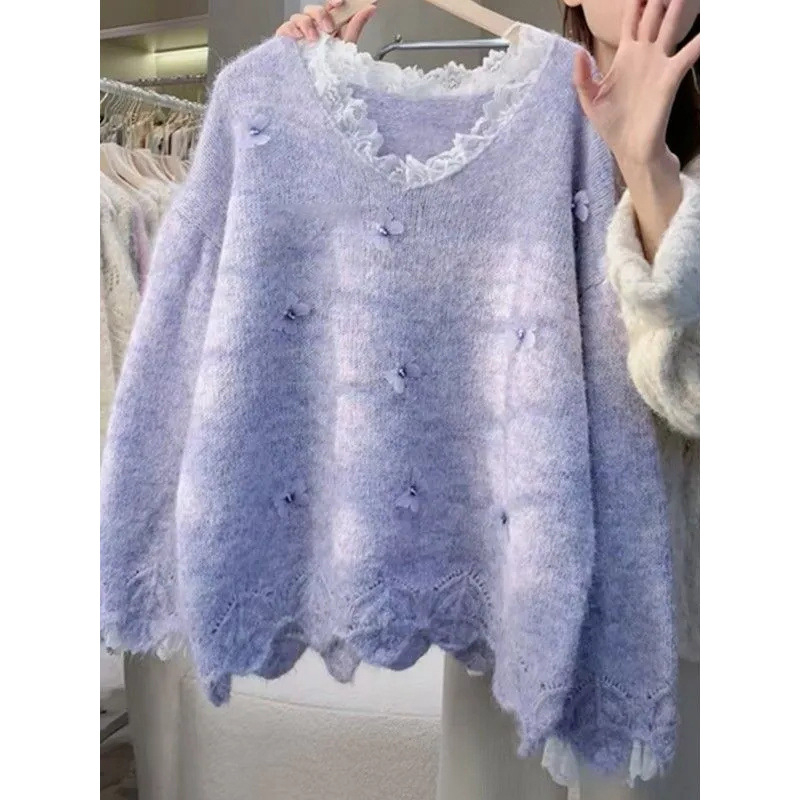 Пуловер за пролет с V-образно деколте, дантелен детайл и пеперуден мотив, свободна кройка, акрил.