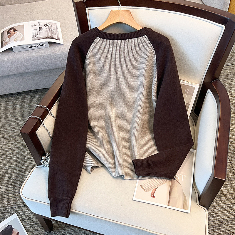 Moteriškas megztinis su kontrastinėmis raglano rankovėmis, apvaliu kaklu, storas megztinis, laisvas kirpimas, akrilo-poliesterio mišinys, žiema 2024