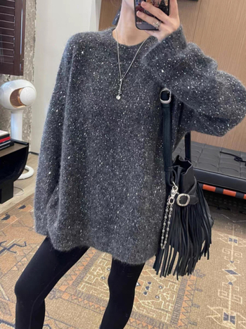 Vilninis mohair megztinis su blizgučiais, apvalus kaklo iškirpimas, ilgos rankovės, laisvas siluetas