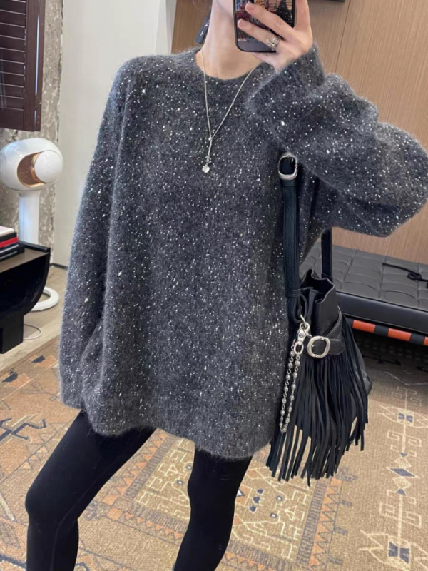 Vilninis mohair megztinis su blizgučiais, apvalus kaklo iškirpimas, ilgos rankovės, laisvas siluetas