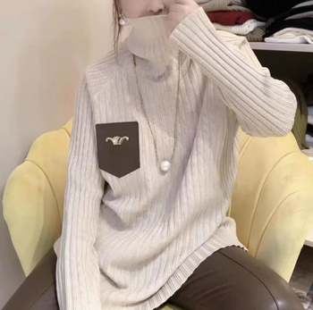 Sievietēm domāts biezs adīts džemperis ar augstu apkakli, brīvs siluets, vidēja garuma, garas piedurknes, core-spun pavedums (poliesteris + viskoze) - rudens 2023