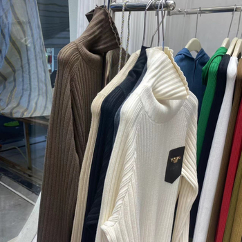 Sievietēm domāts biezs adīts džemperis ar augstu apkakli, brīvs siluets, vidēja garuma, garas piedurknes, core-spun pavedums (poliesteris + viskoze) - rudens 2023