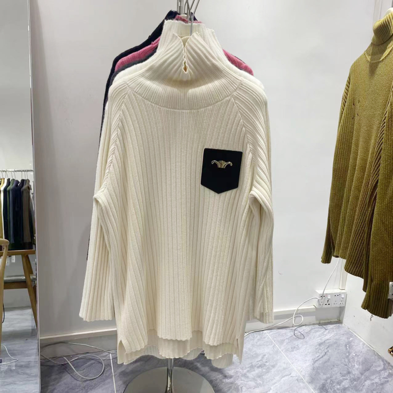 Sievietēm domāts biezs adīts džemperis ar augstu apkakli, brīvs siluets, vidēja garuma, garas piedurknes, core-spun pavedums (poliesteris + viskoze) - rudens 2023