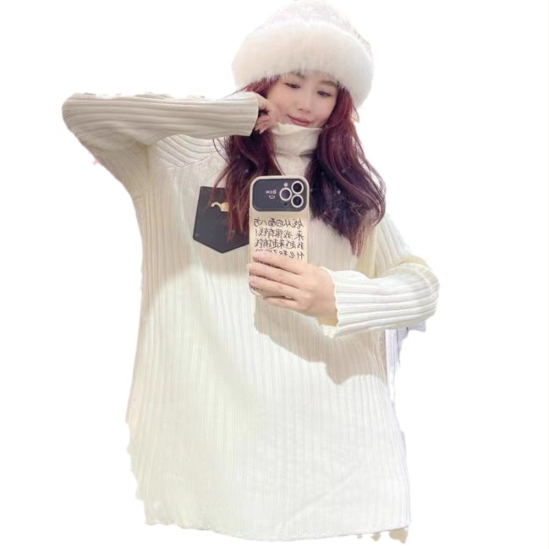 Sievietēm domāts biezs adīts džemperis ar augstu apkakli, brīvs siluets, vidēja garuma, garas piedurknes, core-spun pavedums (poliesteris + viskoze) - rudens 2023