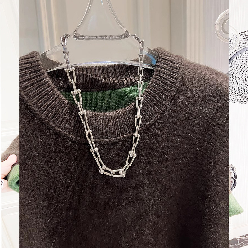 Kapucēm adīts džemperis, neilona–viskozes maisījums, pretnokrunkšanas apdare, brīvs piegriezums, apaļš kakls, rudens 2025