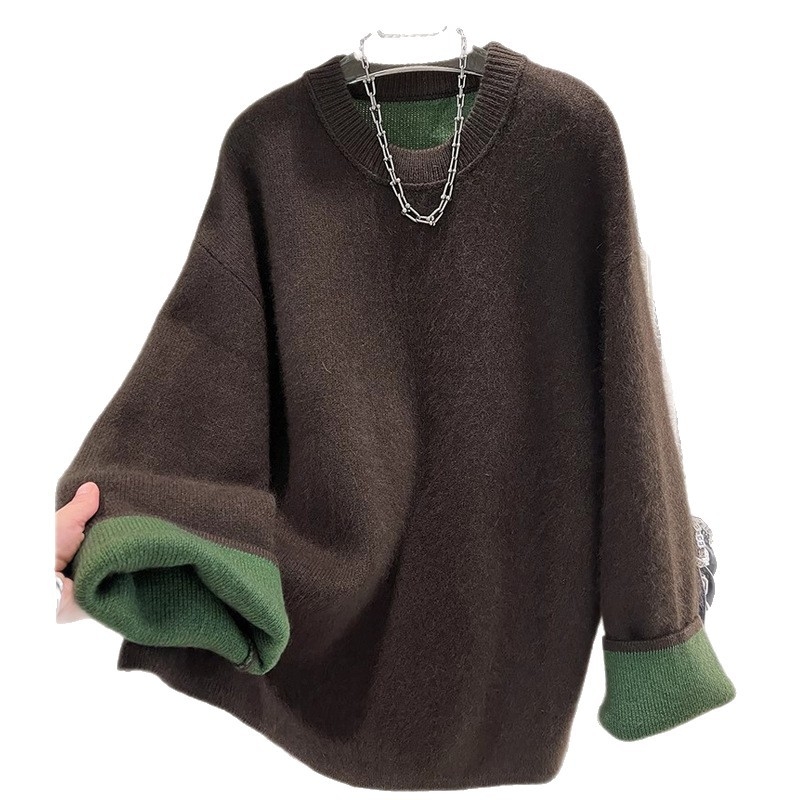 Kapucēm adīts džemperis, neilona–viskozes maisījums, pretnokrunkšanas apdare, brīvs piegriezums, apaļš kakls, rudens 2025