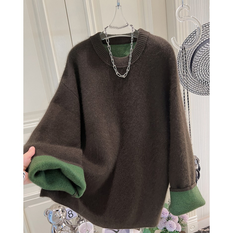 Kapucēm adīts džemperis, neilona–viskozes maisījums, pretnokrunkšanas apdare, brīvs piegriezums, apaļš kakls, rudens 2025