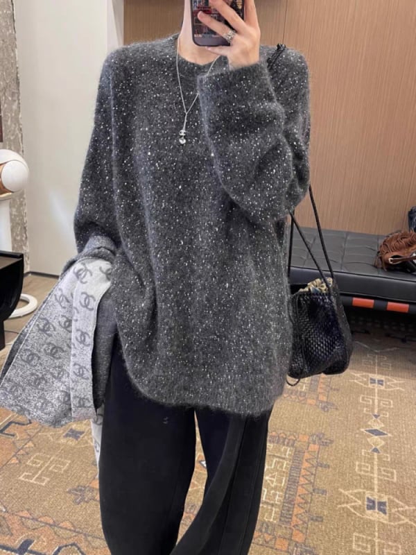 Vilnonis megztinis, laisvas kirpimas, ilgos rankovės, apvali kaklo linija, su trimis mygtukais priekyje