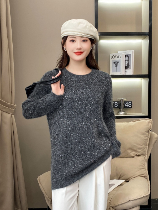 Vilnonis megztinis, laisvas kirpimas, ilgos rankovės, apvali kaklo linija, su trimis mygtukais priekyje