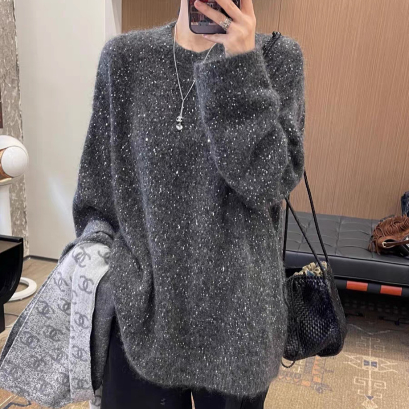 Vilnonis megztinis, laisvas kirpimas, ilgos rankovės, apvali kaklo linija, su trimis mygtukais priekyje