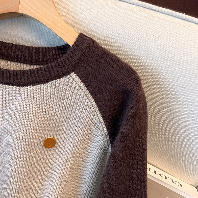 Plus dydžio moterų megztinis su kontrastinėmis Raglano rankovėmis, apvali kaklo, storas trumpas siluetas, žiema 2024, audinys akrilas; pagrindinė medžiaga poliesteris