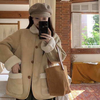 Kaput od suede materijala i spandeksa; kratka duljina; dugi rukavi; rever ovratnik