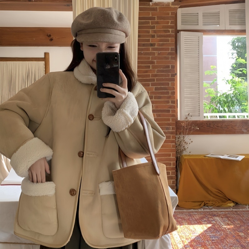 Kaput od suede materijala i spandeksa; kratka duljina; dugi rukavi; rever ovratnik