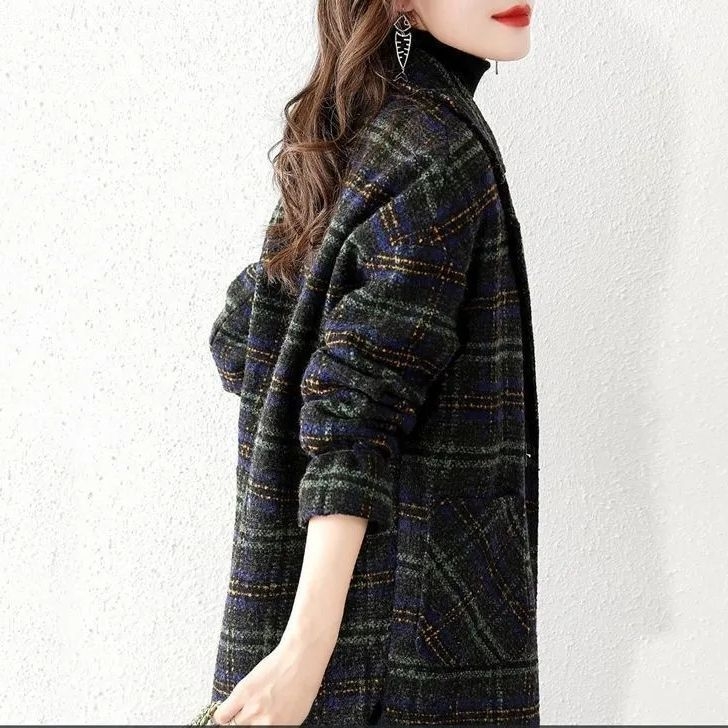 Vuneni karirani kaput s krznenim ovratnikom, kratka duljina 40–50 cm, dugi rukavi, poliester, japansko-korejski casual stil, zima 2025