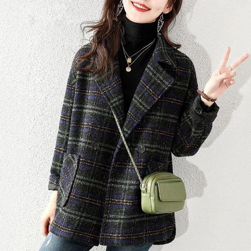 Vuneni karirani kaput s krznenim ovratnikom, kratka duljina 40–50 cm, dugi rukavi, poliester, japansko-korejski casual stil, zima 2025
