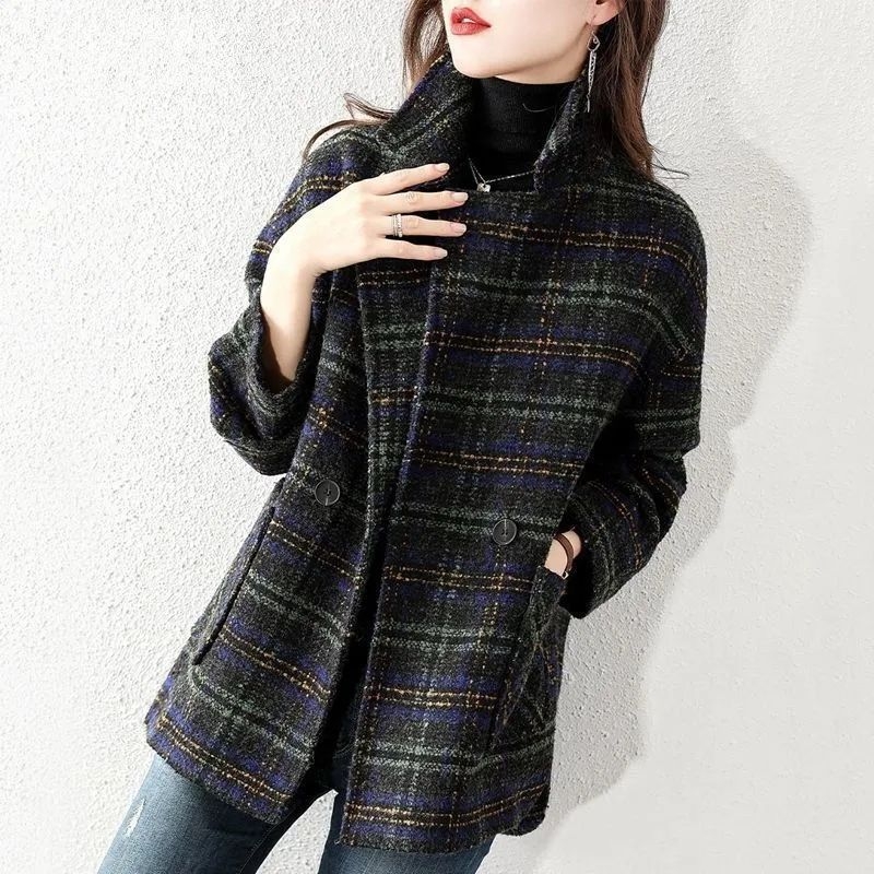 Vuneni karirani kaput s krznenim ovratnikom, kratka duljina 40–50 cm, dugi rukavi, poliester, japansko-korejski casual stil, zima 2025