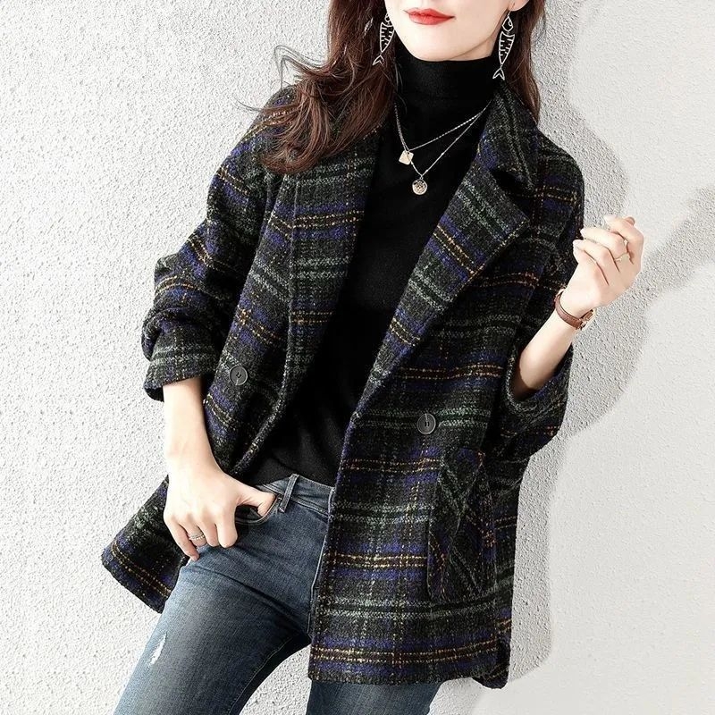 Vuneni karirani kaput s krznenim ovratnikom, kratka duljina 40–50 cm, dugi rukavi, poliester, japansko-korejski casual stil, zima 2025