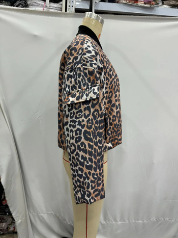 Ženska bomber jakna s leopard uzorkom – abstraktan uzorak; punjenje: poliester-pamuk; tkanina: poliester; V-izrez s zatvaračem; slobodan kroj.