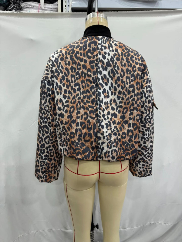 Ženska bomber jakna s leopard uzorkom – abstraktan uzorak; punjenje: poliester-pamuk; tkanina: poliester; V-izrez s zatvaračem; slobodan kroj.