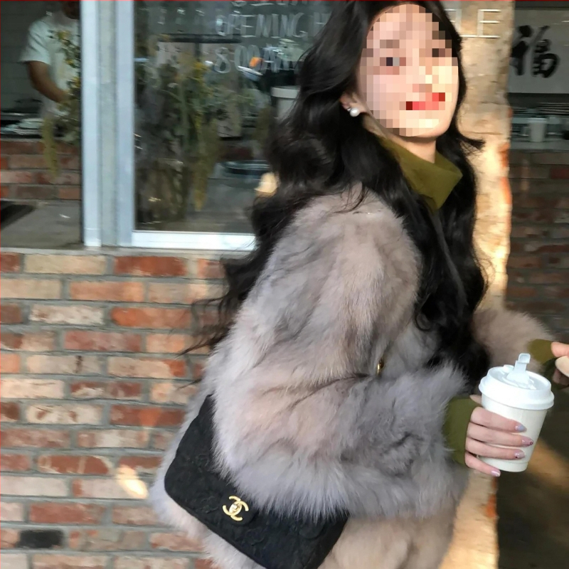 Trumpas kailinis švarkas moterims su kailine apykakle, Chenille audinys, rankovės 5/4, ilgis 40–50 cm