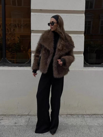 Kaput od umjetnoga krzna s ovratnikom tipa lapel, dugi rukavi, standardna duljina, ženski gradski stil