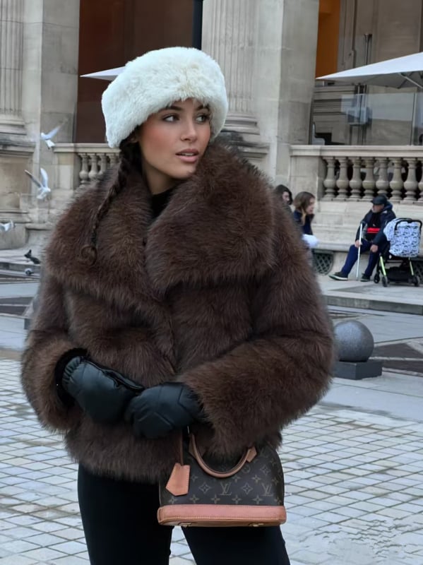 Kaput od umjetnoga krzna s ovratnikom tipa lapel, dugi rukavi, standardna duljina, ženski gradski stil