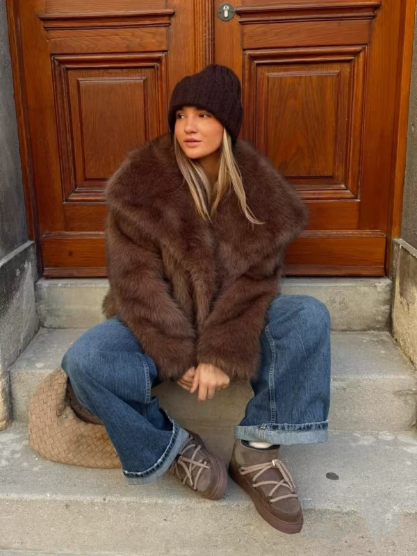 Kaput od umjetnoga krzna s ovratnikom tipa lapel, dugi rukavi, standardna duljina, ženski gradski stil