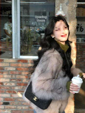 Moterų trumpas kailinis švarkas su kailine apykakle, Chenille-Spandex mišinys, rankovės 5/4, trumpas ilgis 40–50 cm, pavasaris 2025, japonų-korejiečių laisvo stiliaus