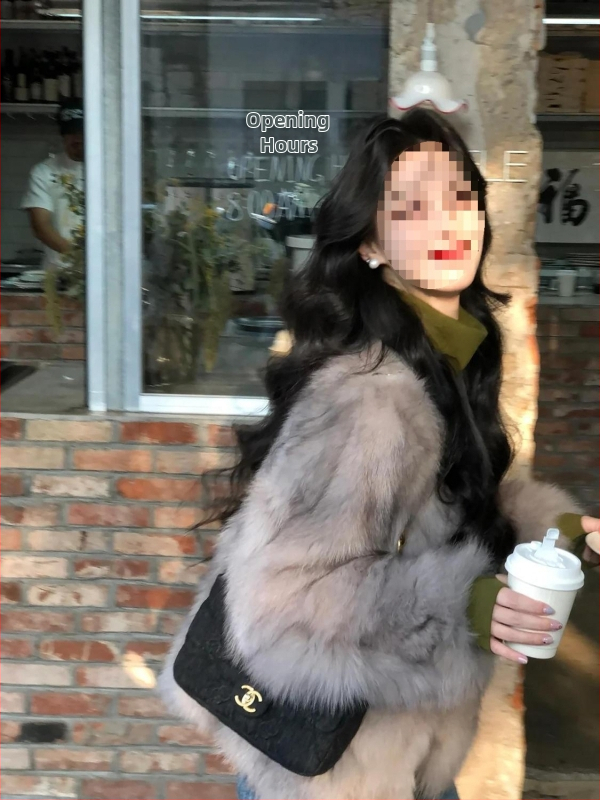 Moterų trumpas kailinis švarkas su kailine apykakle, Chenille-Spandex mišinys, rankovės 5/4, trumpas ilgis 40–50 cm, pavasaris 2025, japonų-korejiečių laisvo stiliaus