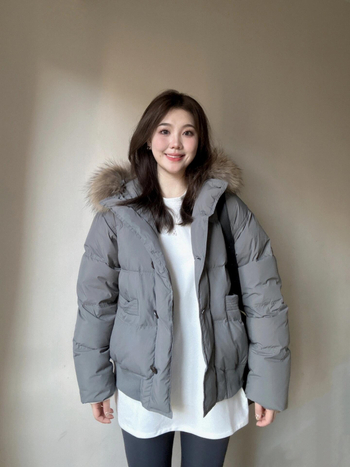 Női téli pehelydzseki műszőrme gallérral, rövid fazon, cipzár elöl, töltet fehér kacsa toll 86–90%, vastag pamut-gyapjú szövet elasztánnal