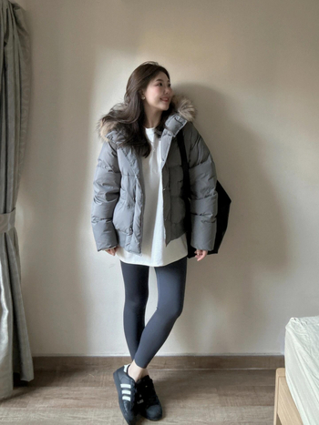 Női téli pehelydzseki műszőrme gallérral, rövid fazon, cipzár elöl, töltet fehér kacsa toll 86–90%, vastag pamut-gyapjú szövet elasztánnal