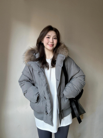 Női téli pehelydzseki műszőrme gallérral, rövid fazon, cipzár elöl, töltet fehér kacsa toll 86–90%, vastag pamut-gyapjú szövet elasztánnal